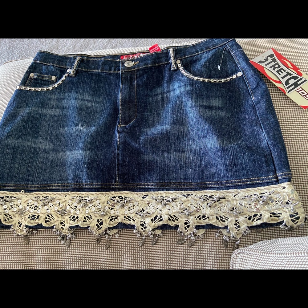 Dark denim skirt with Beaded access.